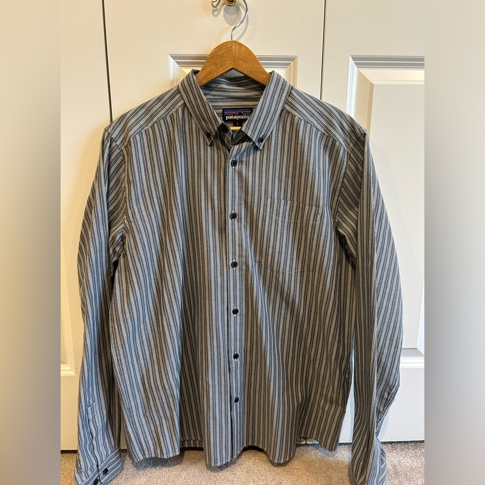 Patagonia Men’s button down Shirt Gray size large